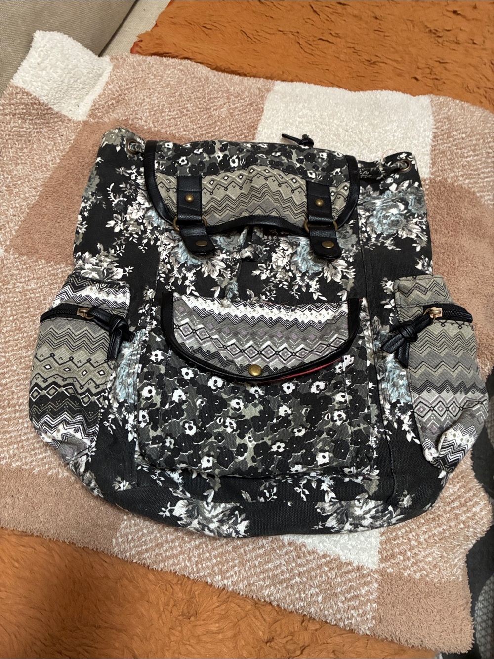 Stone Mountain Accessories Black and Gray Floral Pattern Backpack